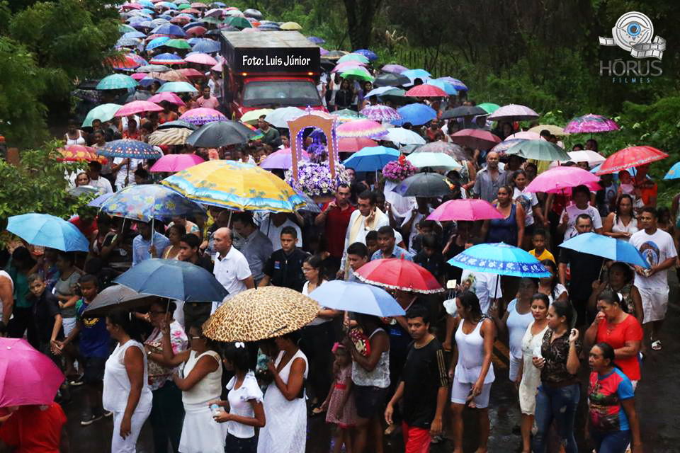 Mesmo com chuva, fiéis acompanham procissão de abertura dos festejos de Altos